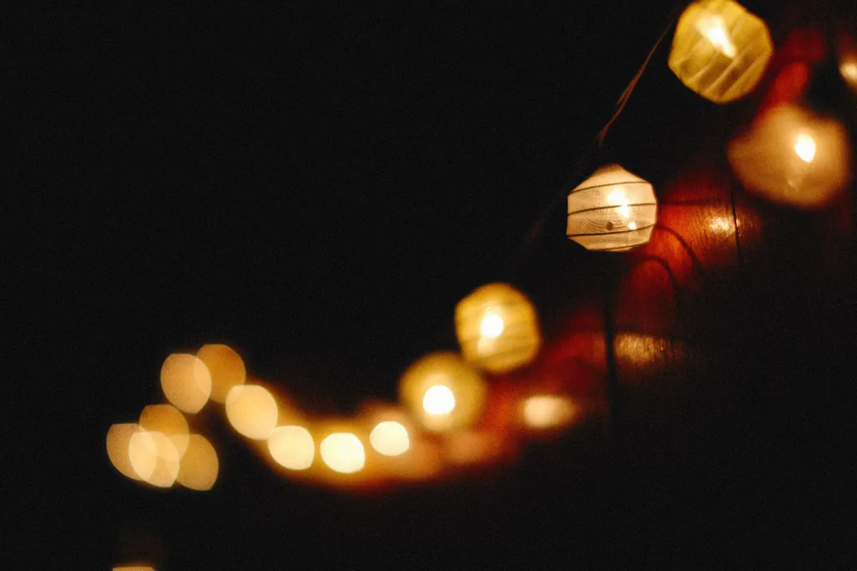 Layering Lantern Light for Cozy Autumn Evenings